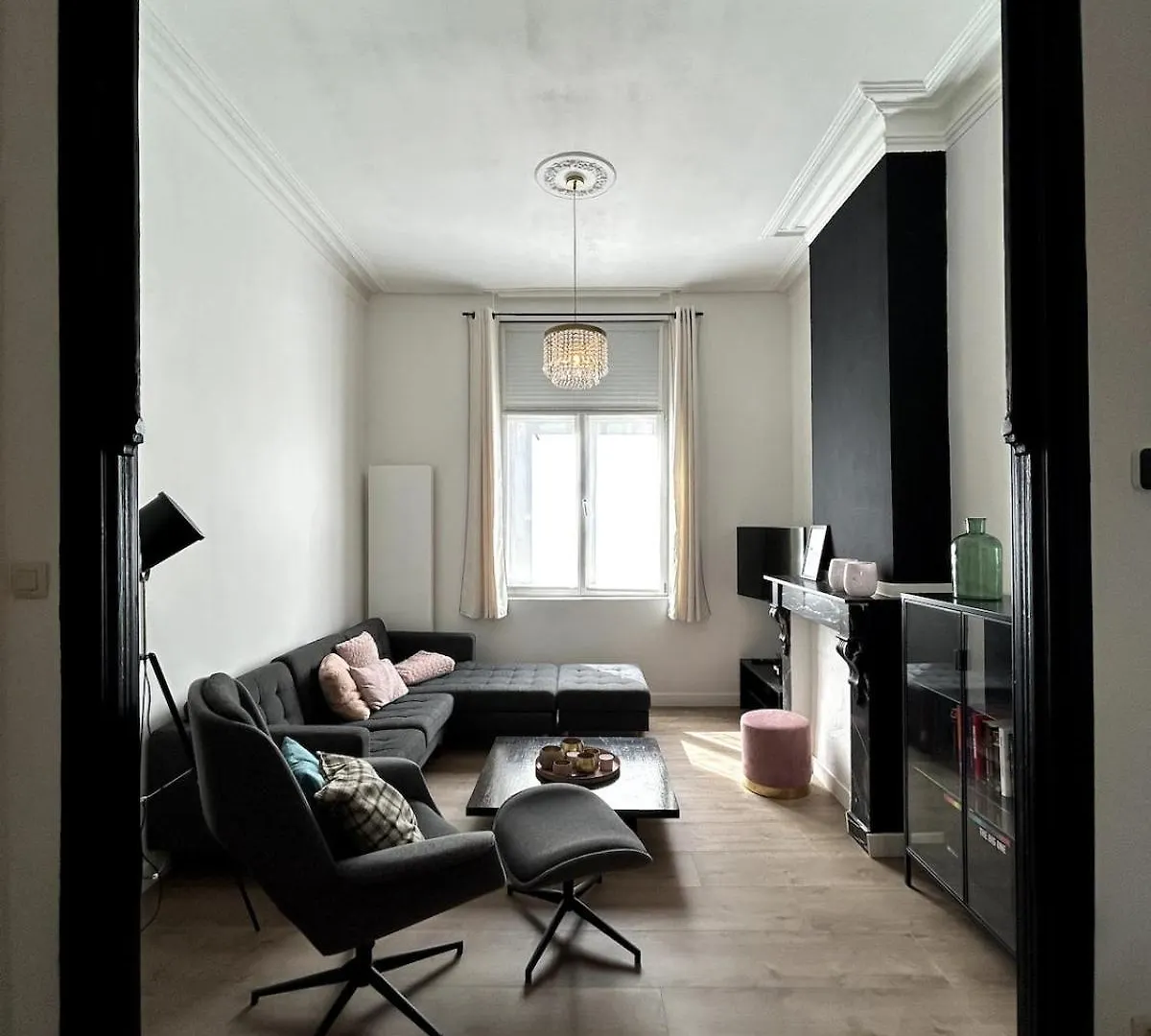 Spacious Townhouse In Антверпен